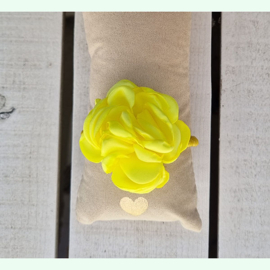 Bloemenarmband geel