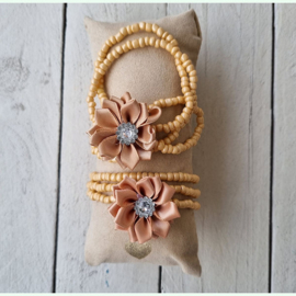 Bloemenarmband beige wikkel