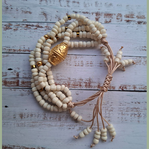 Armband string gebroken wit gouden kraal