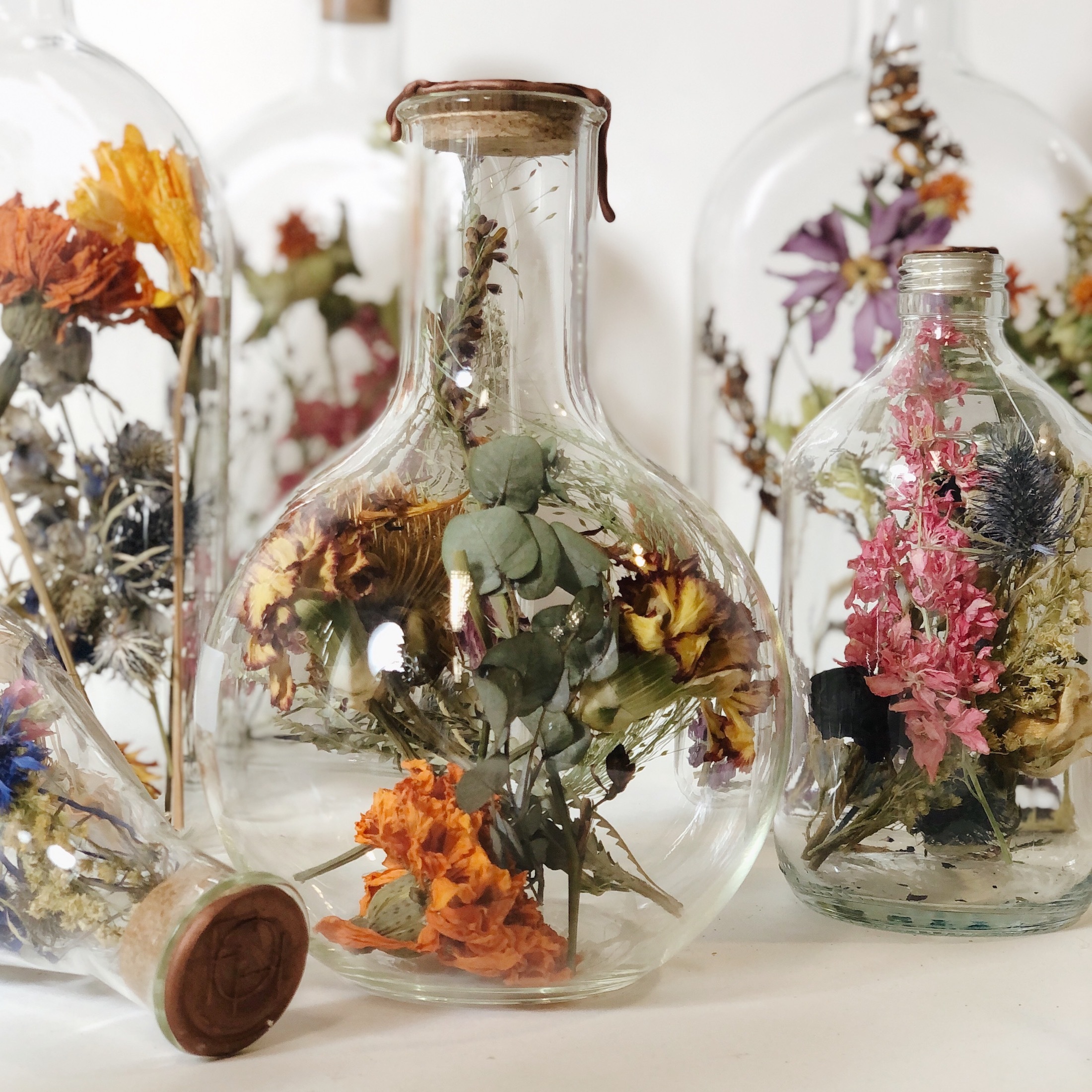 Прозрачная ваза с сухими цветами