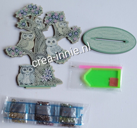 Staand ornament houten boom met uiltjes en onderplaat met steentjes