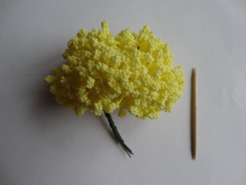 Bloemen foam met bollentjes geel