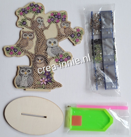 staand ornament uiltjes in dichte boom