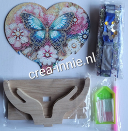 houten hart met vlinder in handen
