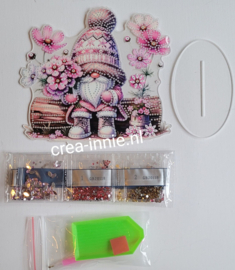 staand ornament gnoom op boomstam roze