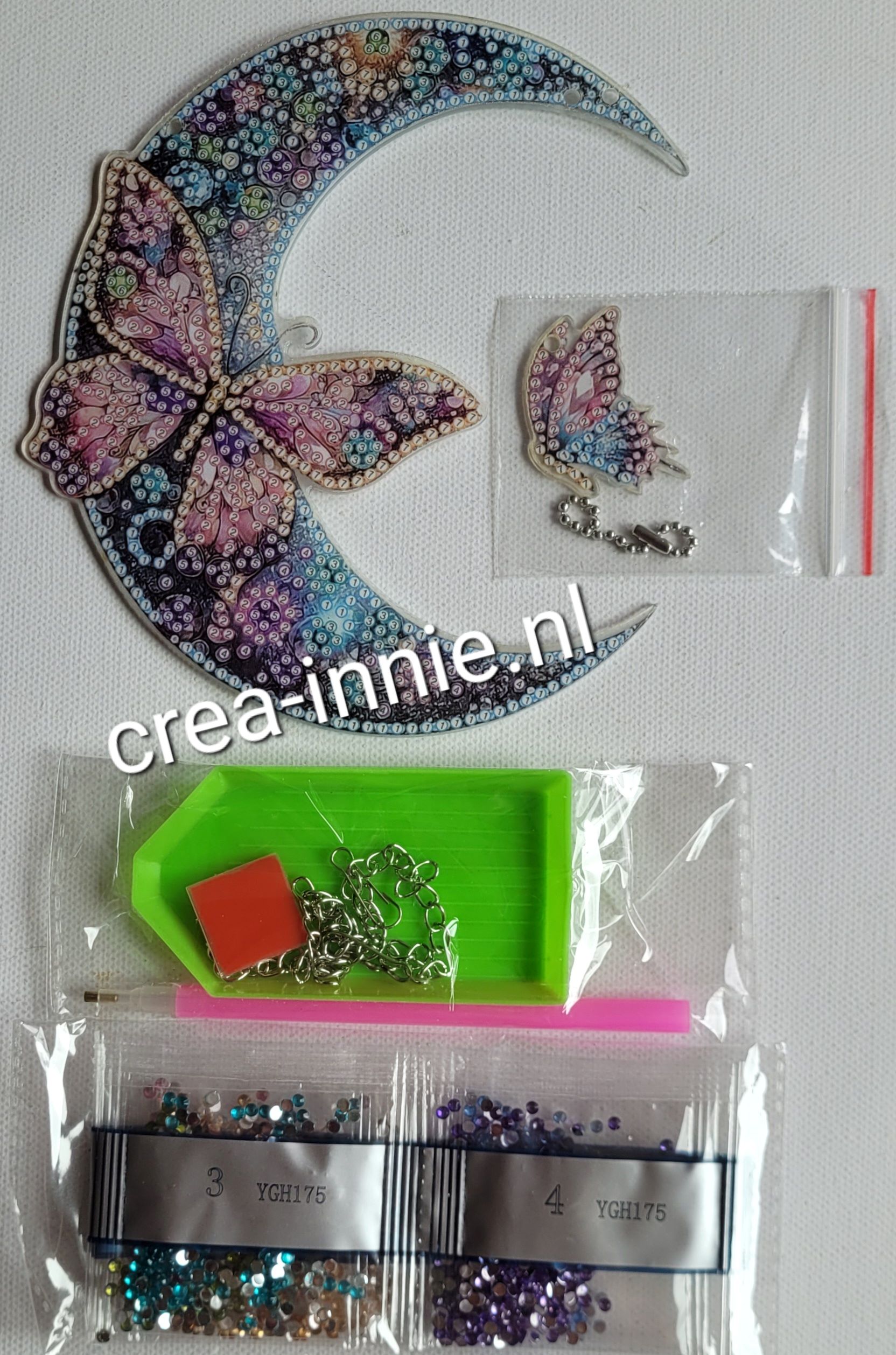 Hanger maan met vlinder met hangend vlindertje