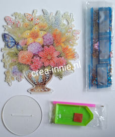 Staand ornament vaas met bloemen en vlinder