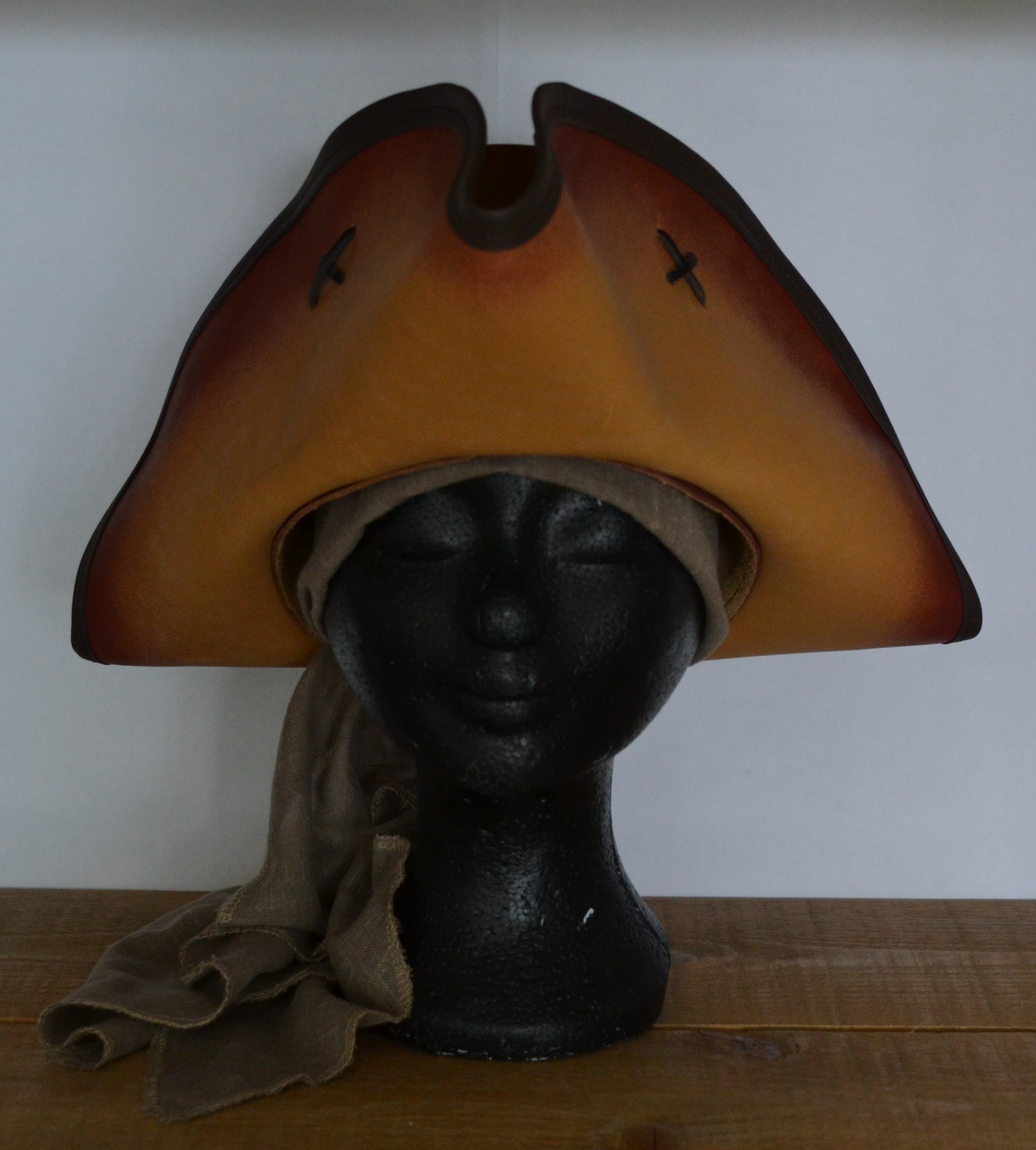 Tricorn Leer VIII