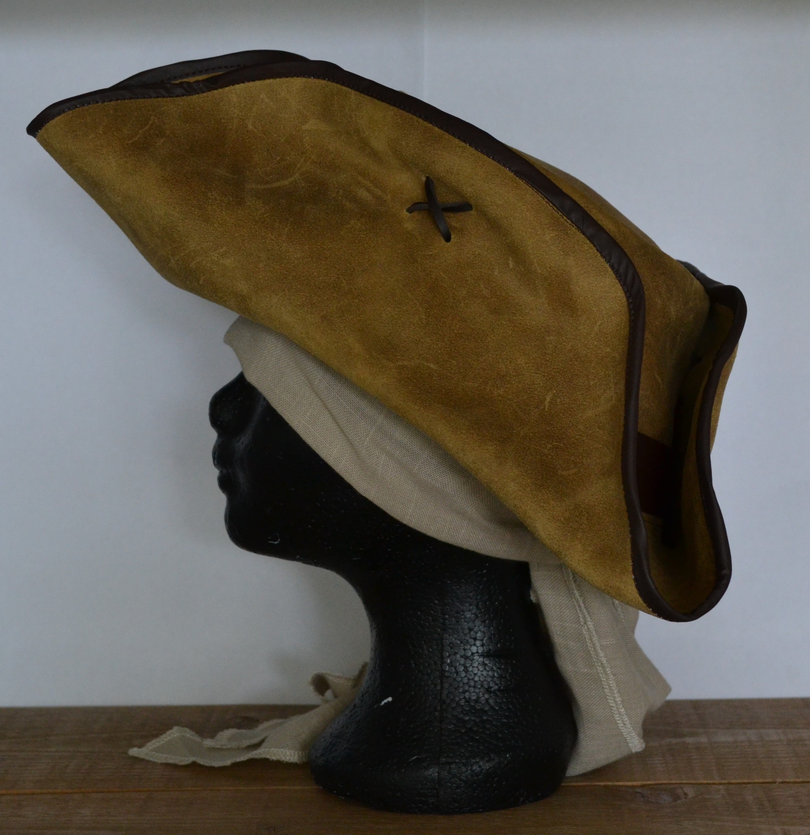 Tricorn Leer II