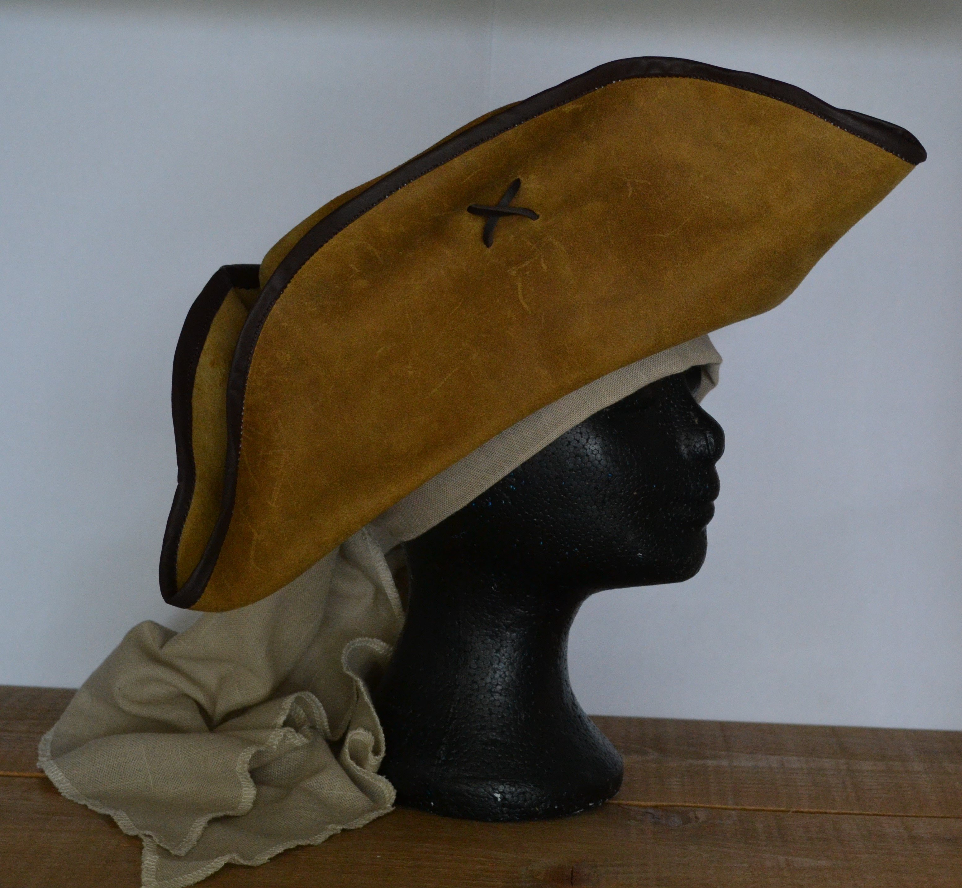 Tricorn Leer II