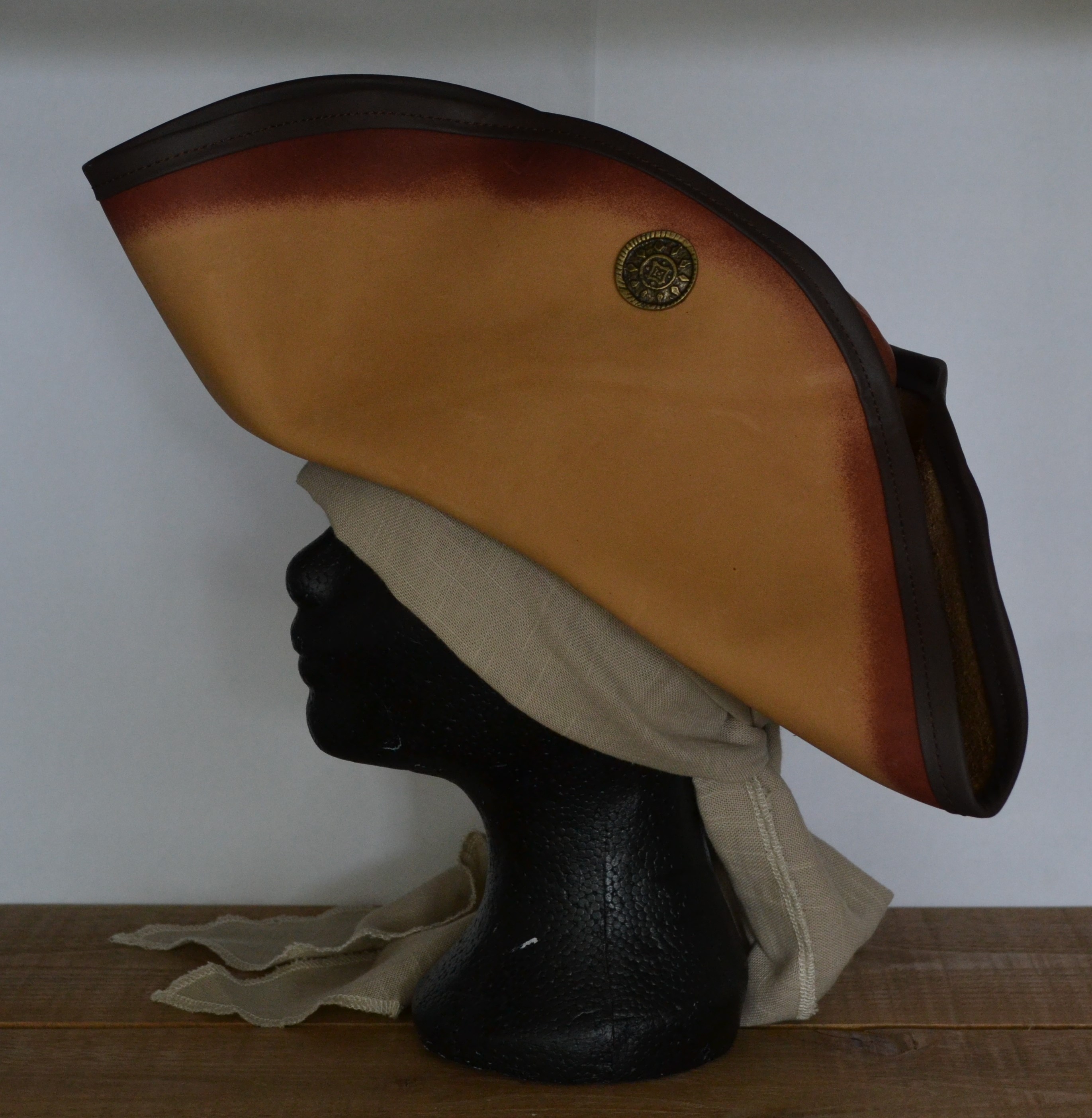 Tricorn Leer III