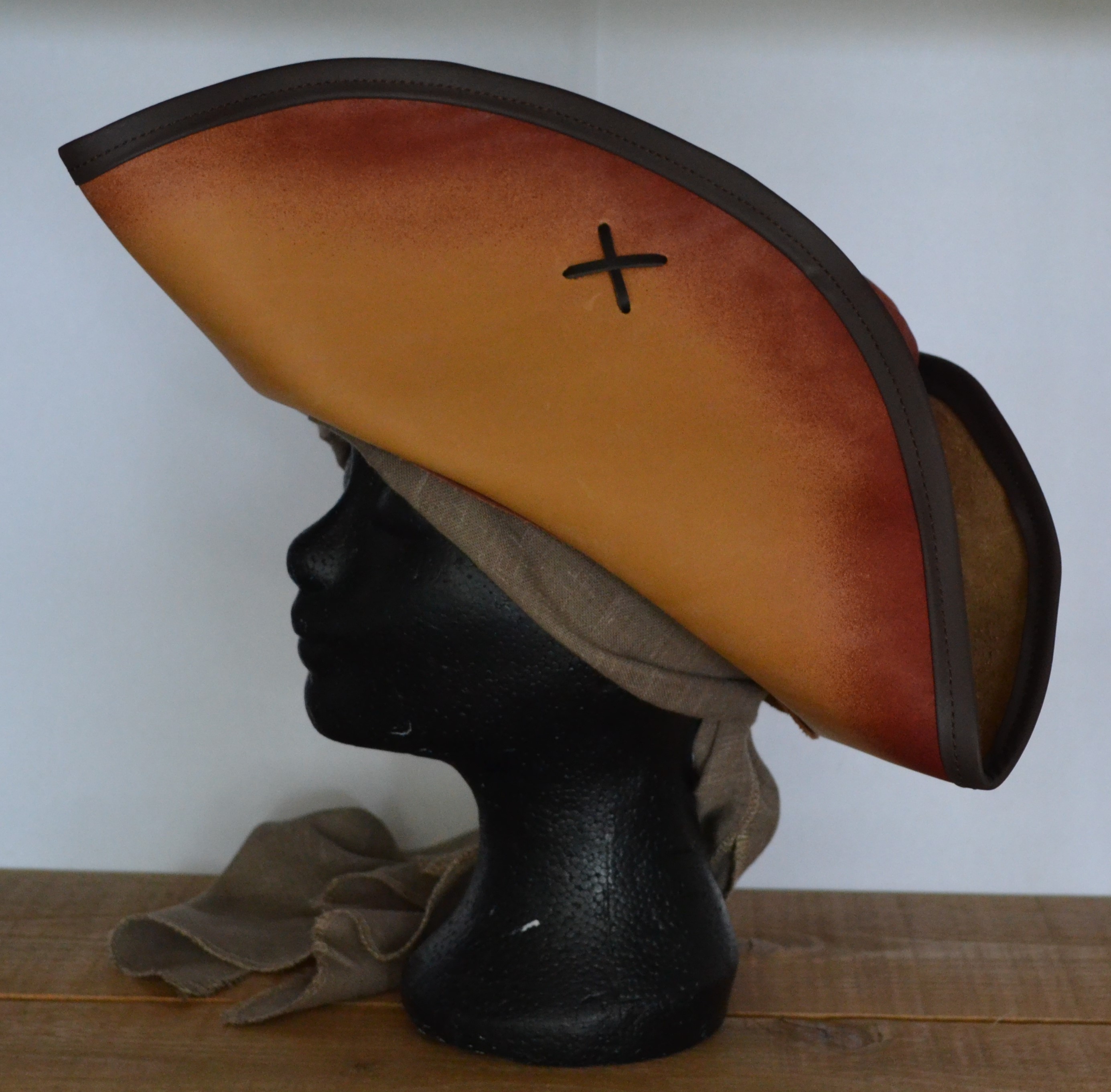 Tricorn Leer VIII