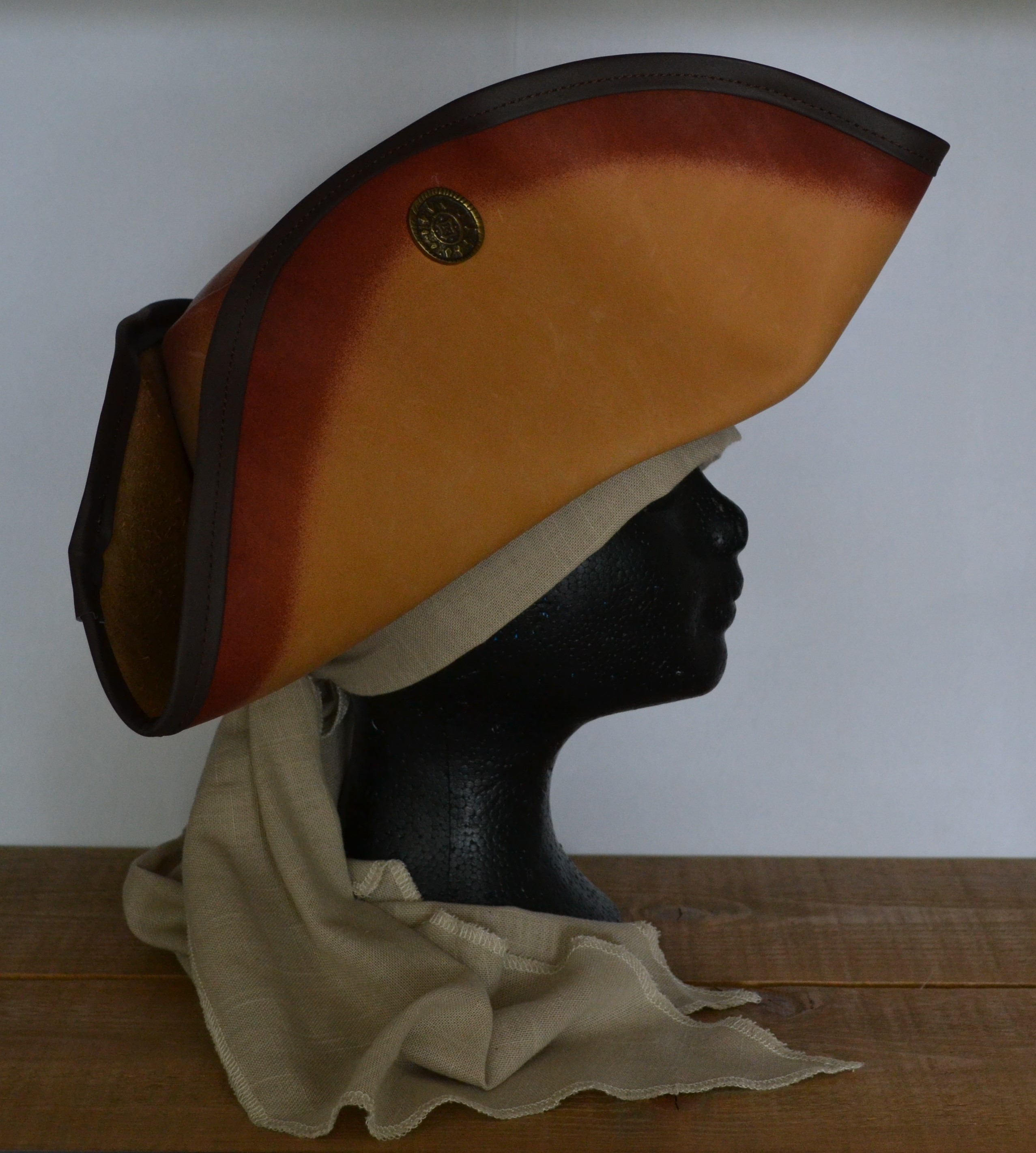 Tricorn Leer III