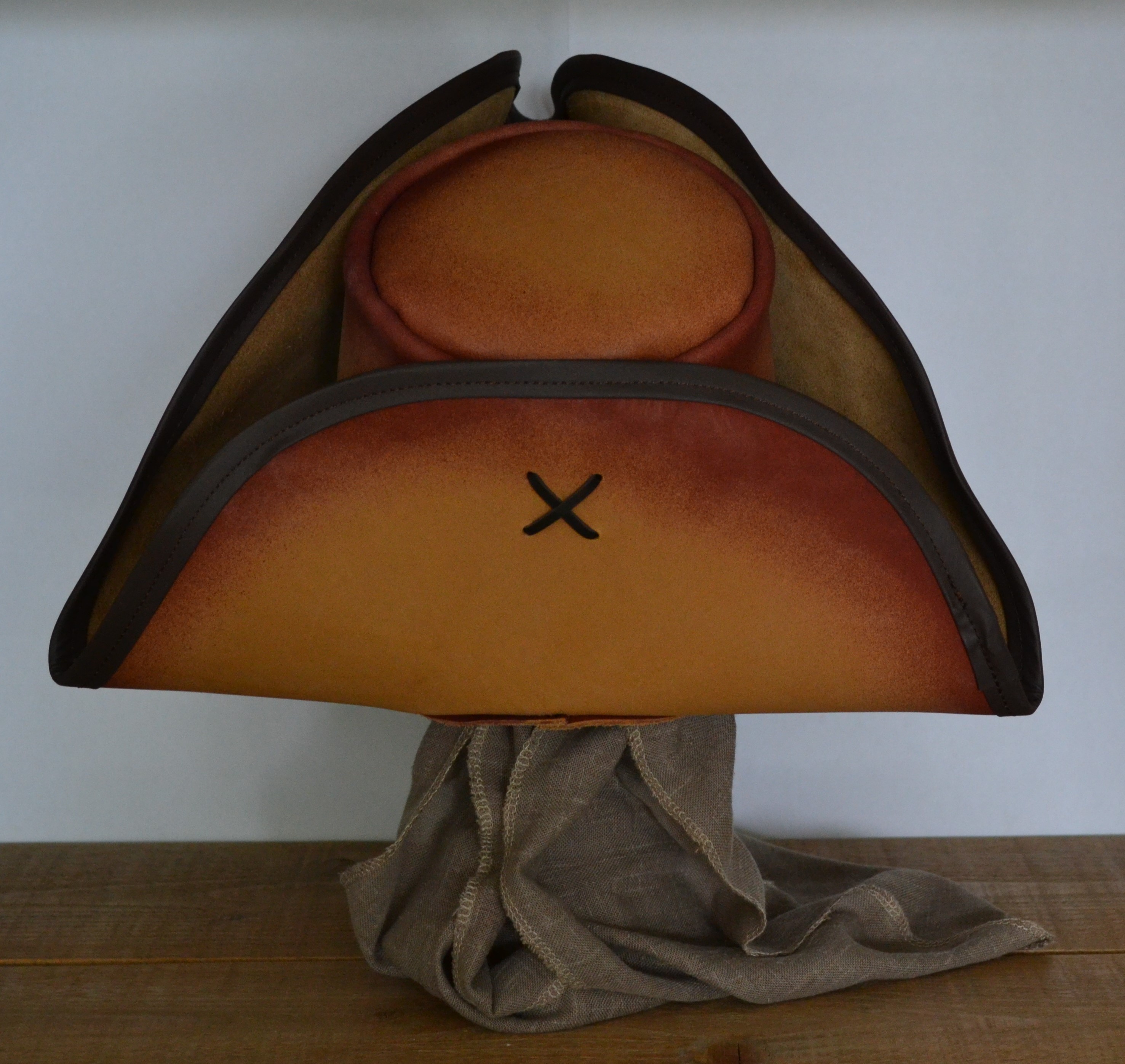 Tricorn Leer VIII