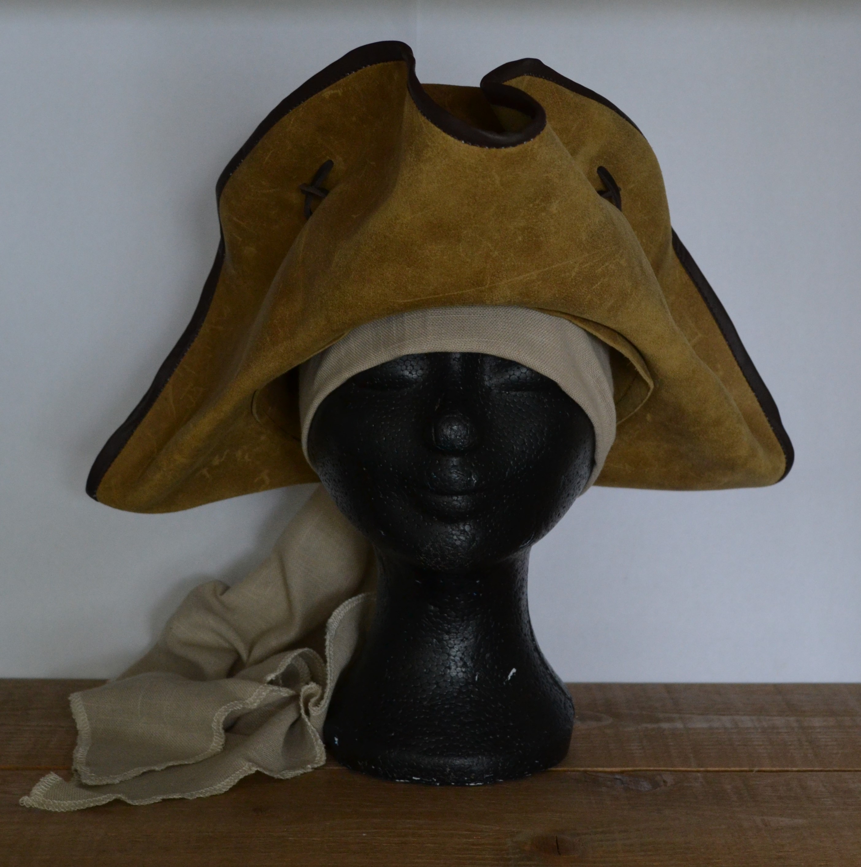 Tricorn Leer II