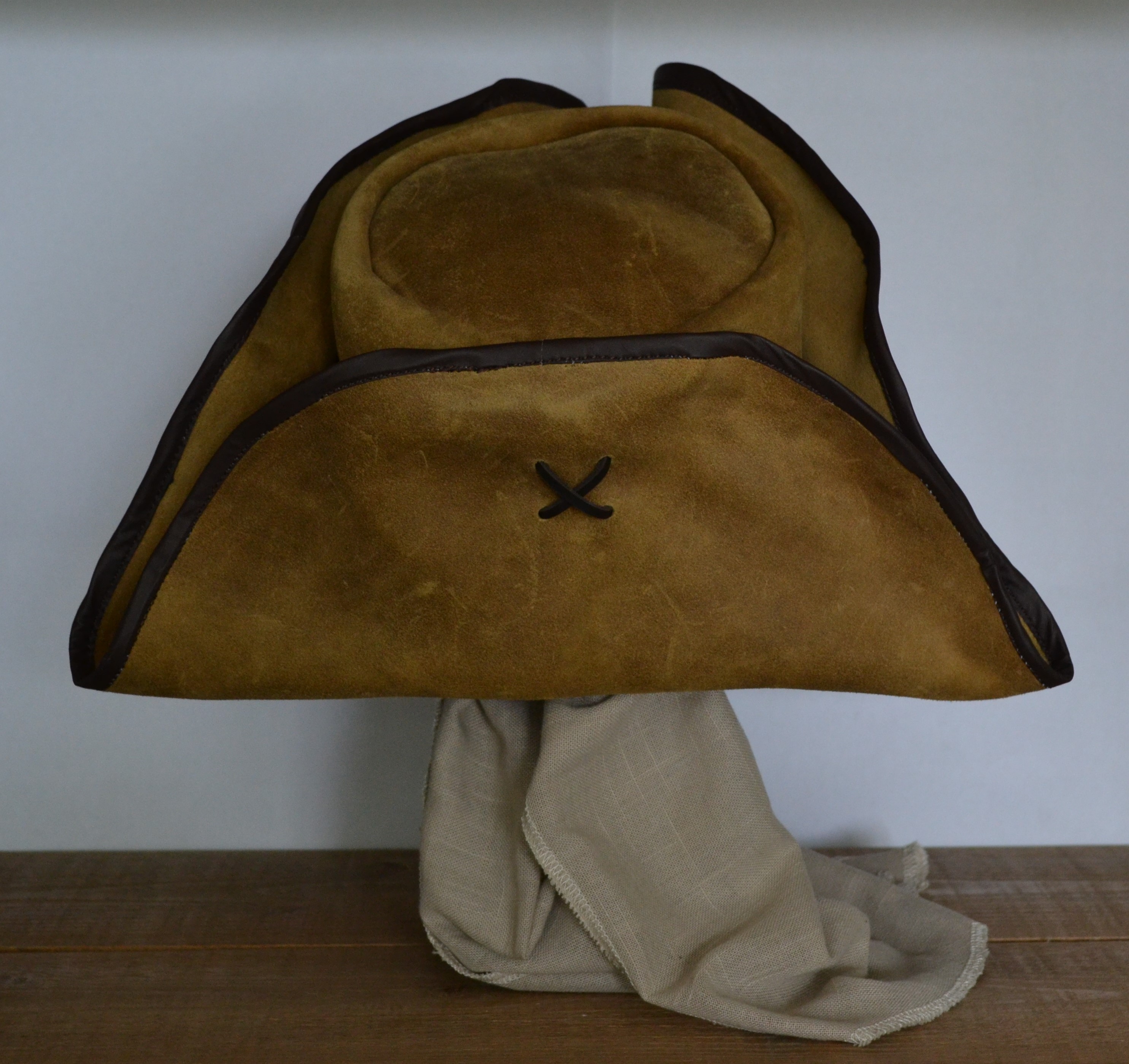 Tricorn Leer II