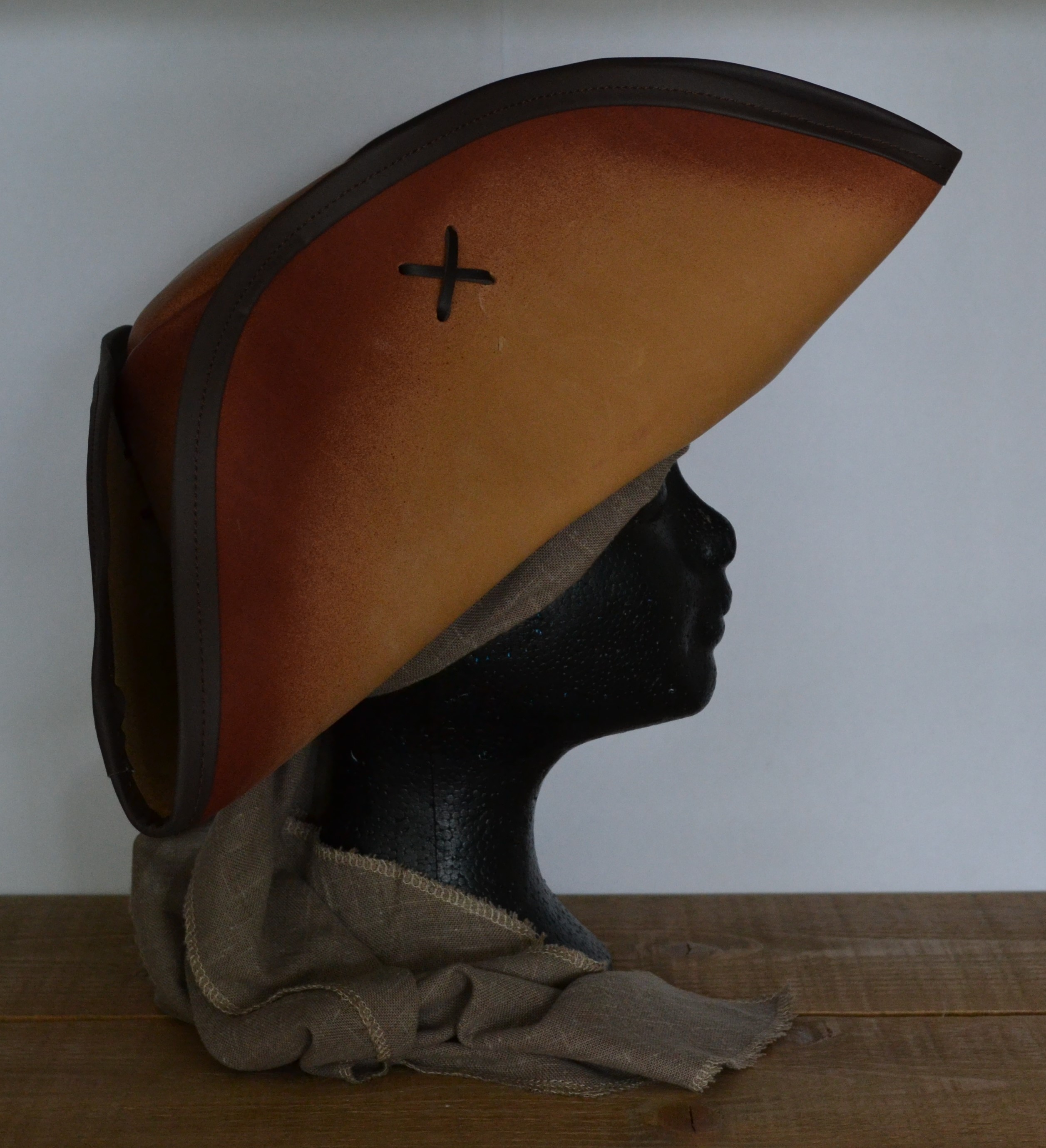 Tricorn Leer VIII