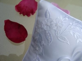 Ringkussen Embroidery Wit en Ivoor