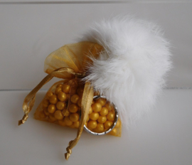 Organza zakje met pompom sleutelhanger