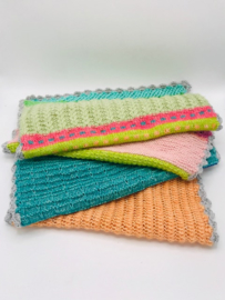 Pastelkleurige sjaal met wat felle kleurtjes