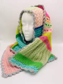 Pastelkleurige sjaal met wat felle kleurtjes