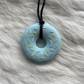 Donut met spikkels bijtfiguur - licht blauw