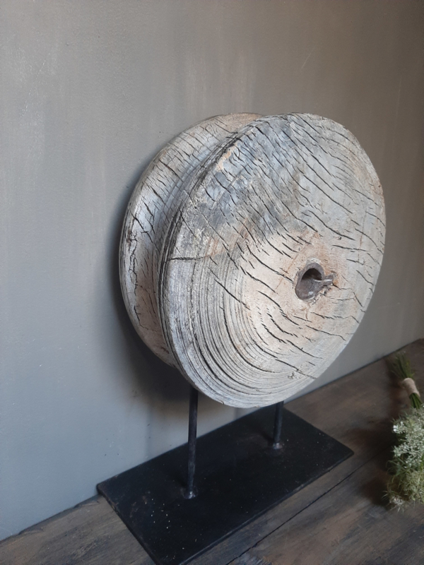 Oud houten katrol pully op standaard Houten woonaccessoires Bij de