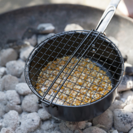 Popcornpan voor op het buitenvuur