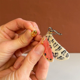 Geborduurde broche | Tijgermot