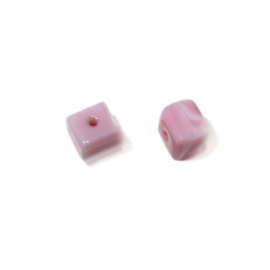 Roze, vierkante glaskraal met afgeronde hoekjes