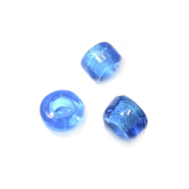 Mediumblauwe glaskraal met iets ruimere opening (4 mm)