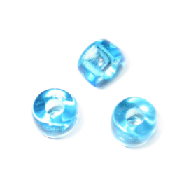 Turquoise blauwe, doorzichtige glaskraal met ruime opening (3 mm)