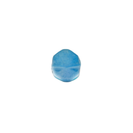 Blauwe, iets langwerpige glaskraal met afgeronde hoeken
