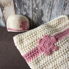 Complete newborn set in ivoor met oud roze