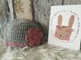 Lief lichtgrijs babymutsje met oud roze bloem