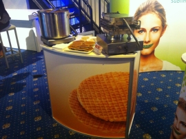Stroopwafelkraam onbeperkt uitserveren. Mail ons voor beschikbaarheid.