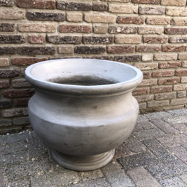  Pot  op voet van beton  XXL  POTTEN EN KRUIKEN MT sfeeridee