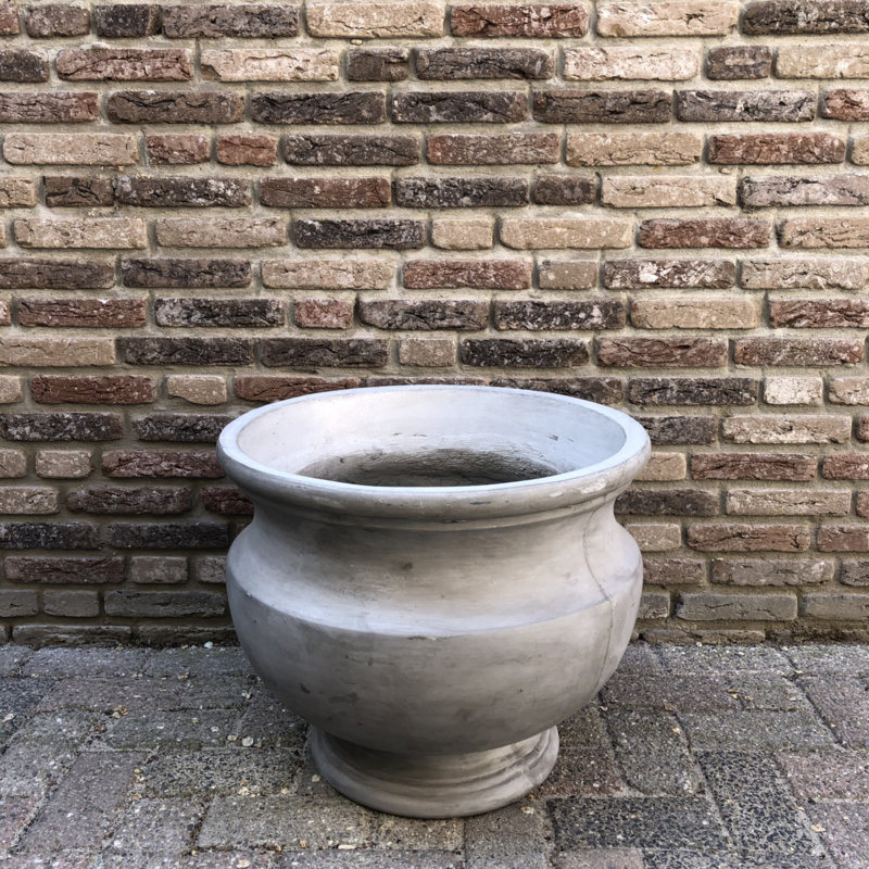  Pot  op voet van beton  XXL  POTTEN EN KRUIKEN MT sfeeridee