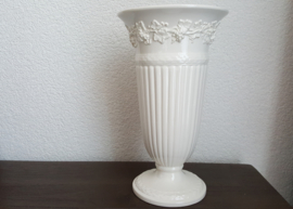 Tafelaankleding - Wedgwood Embossed Queensware vaas 22 cm hoog