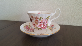 Kop en schotel met roze bloem en vlinder (herenmodel)