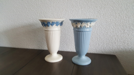 Tafelaankleding - Wedgwood Embossed Queensware vaas 17 cm hoog