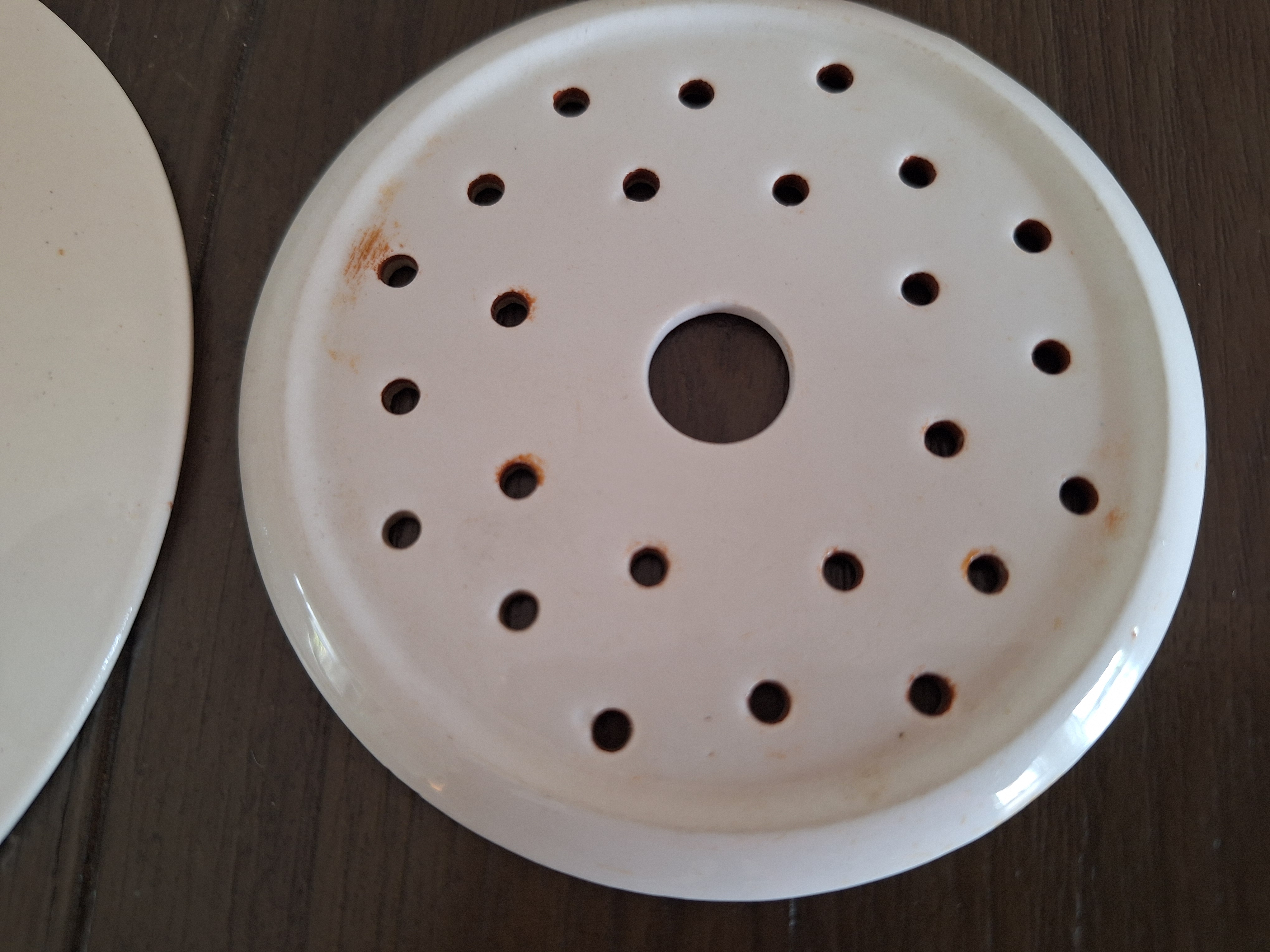 Poppenservies zonder bies - Serveerschaal 12,5 cm met (beschadigde) treefe