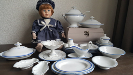 Poppenservies PR (model ordinaire) met blauwe bies (filet)