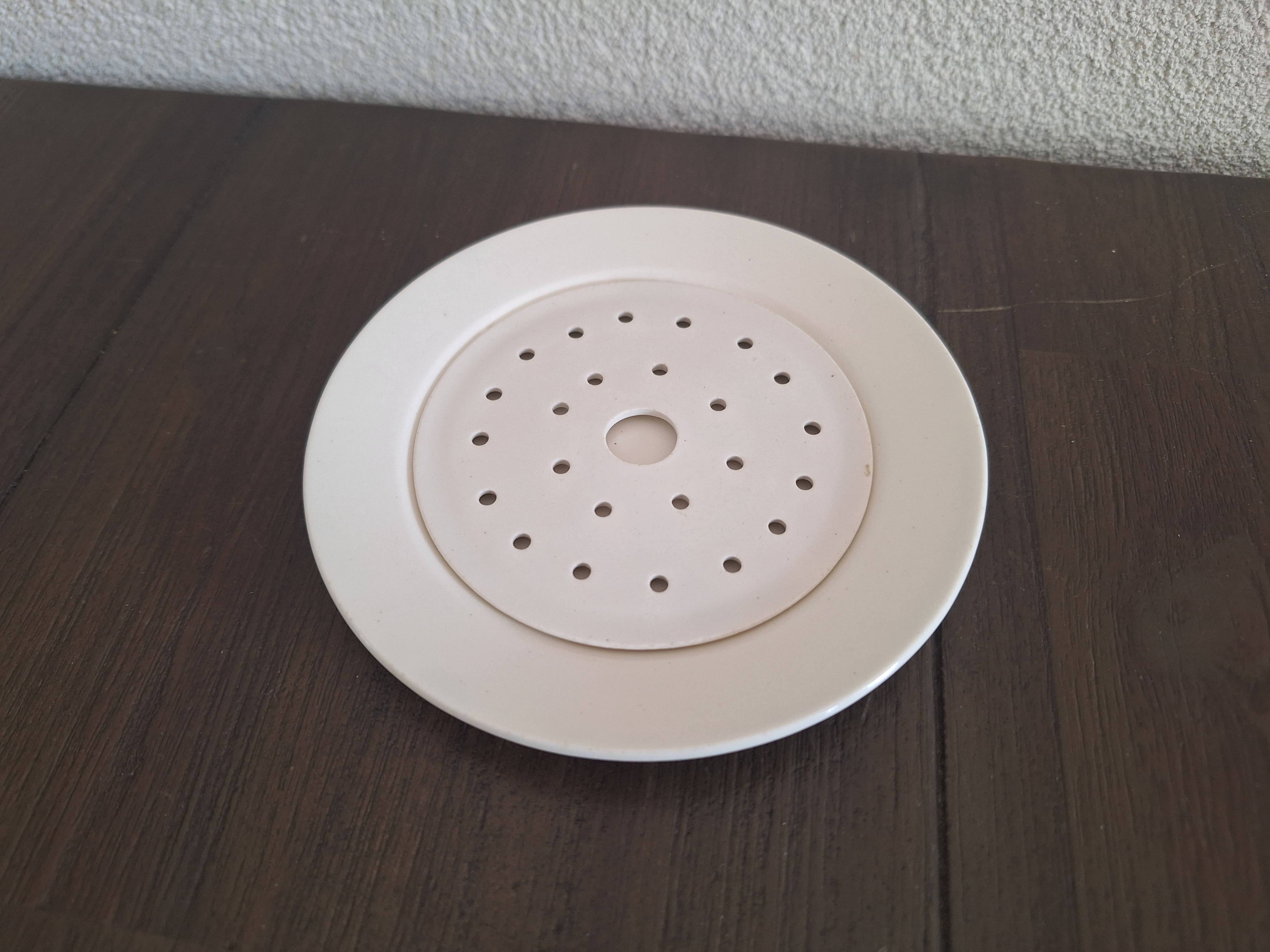 Poppenservies zonder bies - Serveerschaal 12,5 cm doorsnede met treefje