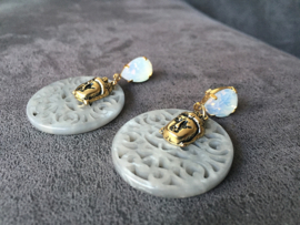 oorbellen lang vergulde oorstekers met lichtblauw opaal fancy stone en budha