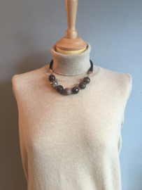 collier kort met bruin leer en versteend hout facet geslepen