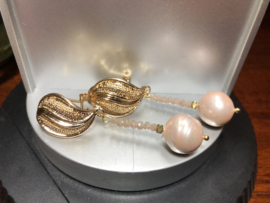 oorbellen lang goud met roze shellparel