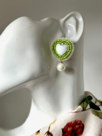 oorbellen handmade bead embroidery hart groen wit
