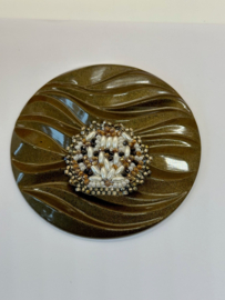 Beaded brooch in lotusvorm
