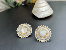 oorbellen bead embroidery oorknoppen studs parelmoer wit rond